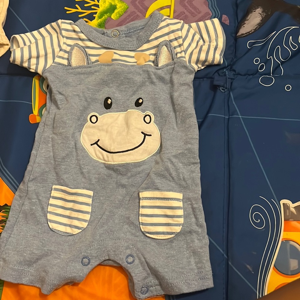Blue animal face romper 2 little pockets nothing in the back washed before sent